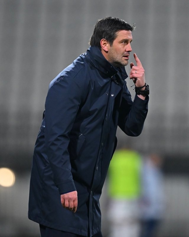 Cristi Chivu a purtat flacăra olimpică pe străzile din Milano, în aplauzele italienilor. Românul este unul dintre cei mai apreciați sportivi din Italia. Oamenii s-au înghesuit să facă poze cu el