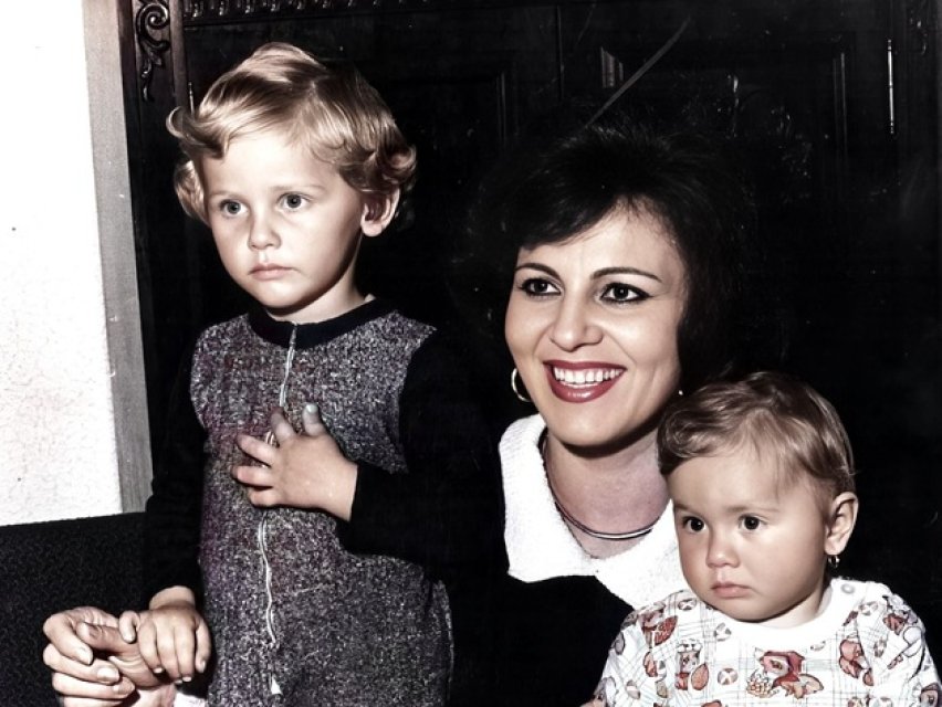 Imagini de colecție din tinerețea Irinei Loghin. Cum arăta artista la începutul carierei. La concursul pentru Ansamblul Ciocârlia a fost aleasă împreună cu Maria Ciobanu