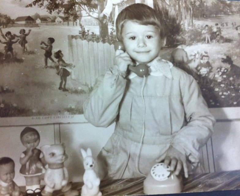 Îl recunoști pe băiețelul din imagine? Astăzi este unul dintre cei mai iubiți artiști ai României. A avut o copilărie marcată de lipsuri