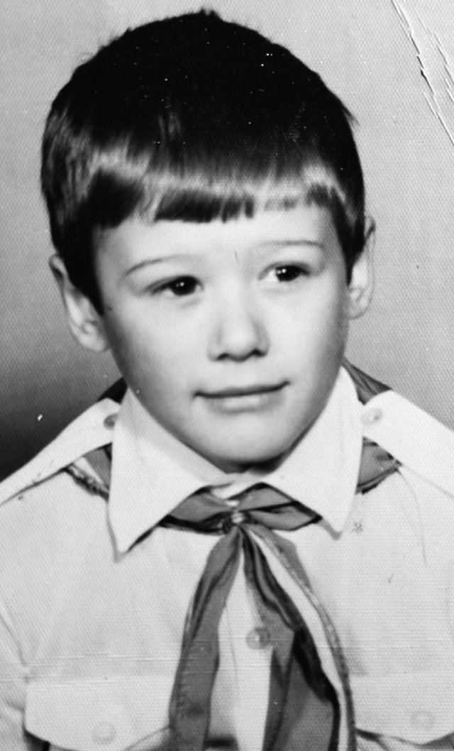 Îl recunoști pe băiețelul din imagine? Astăzi este unul dintre cei mai iubiți artiști ai României. Părinții lui nu au fost bogați