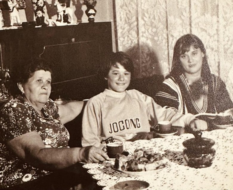 Îl recunoști pe băiețelul din imagine? Astăzi este unul dintre cei mai iubiți artiști ai României și are 49 de ani