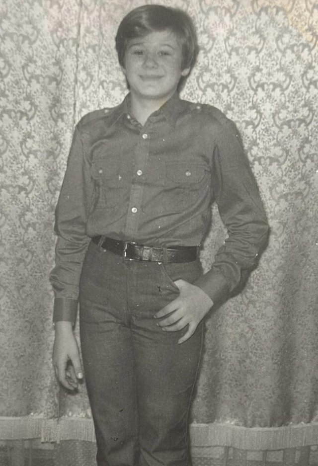 Îl recunoști pe băiețelul din imagine? Astăzi este unul dintre cei mai iubiți artiști ai României și toți îl știu pentru colindul „Împodobește, mamă, bradul”