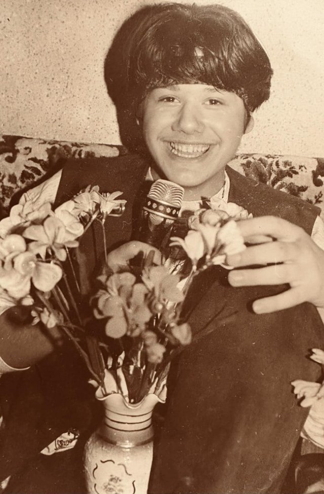 Îl recunoști pe băiețelul din imagine? Astăzi este unul dintre cei mai iubiți artiști ai României. A cântat de când era mic