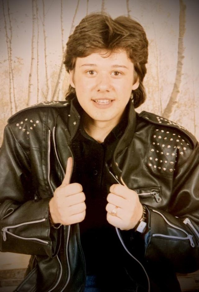 Îl recunoști pe băiețelul din imagine? Astăzi este unul dintre cei mai iubiți artiști ai României. Vecinii din bloc îi cunoșteau talentul de când era mic