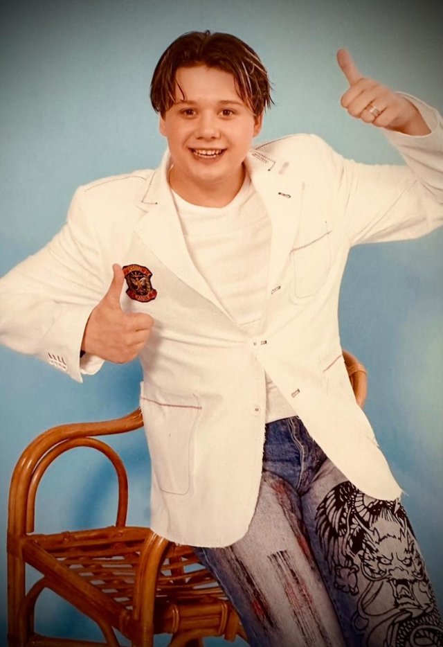 Îl recunoști pe băiețelul din imagine? Astăzi este unul dintre cei mai iubiți artiști ai României. Are o relație specială cu mama și bunica