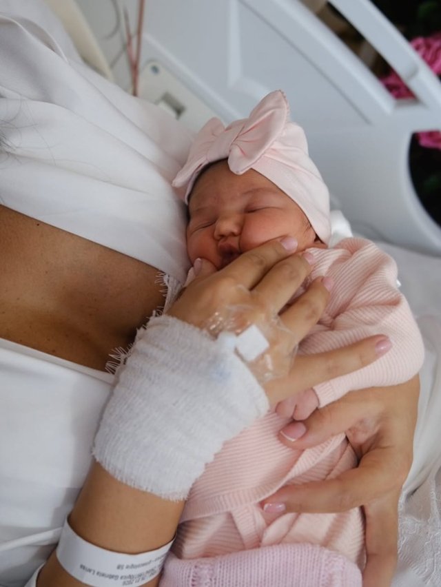 Larisa Udilă, ironizată și făcută să plângă de o angajată de la Evidența Persoanelor Sector 1. Femeia ar fi încercat să o convingă să schimbe numele fetiței nou-născute. A vrut să îi emită certificatul de naștere