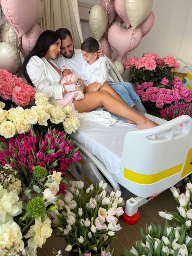 Larisa Udilă, ironizată și făcută să plângă de o angajată de la Evidența Persoanelor Sector 1. Femeia ar fi încercat să o convingă să schimbe numele fetiței nou-născute. Mai are un fiu de patru ani