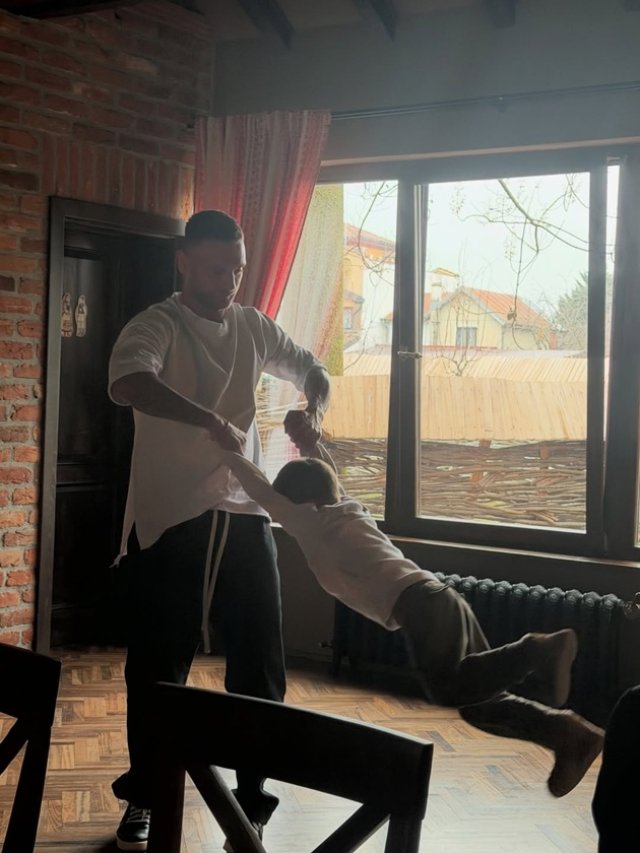 Radu Vâlcan a împlinit 49 de ani. Ce mesaj emoționant i-a transmis Adela Popescu. Fratele lui a fost prezent la aniversare