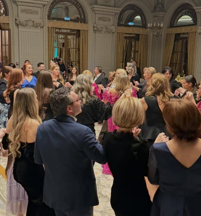 Bunica Gabriela Firea a strălucit la botezul nepoatei sale. Primele imagini de la petrecerea micuței Emily Victoria. Petrecerea s-a ținut la InterContinental Athenee Palace Bucharest