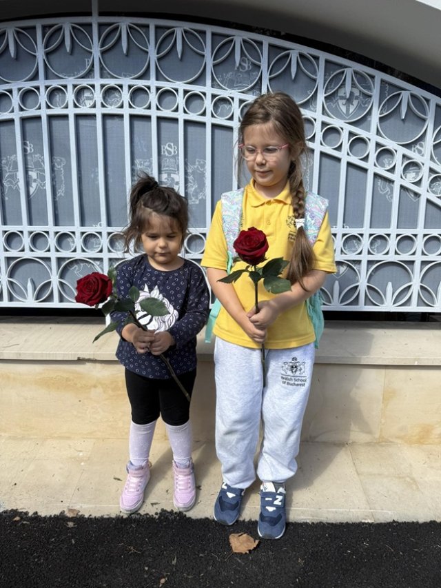 Codin Maticiuc este absolut topit după fetițele lui. Ce gest simplu, dar cu un puternic mesaj, face pentru ele foarte des. "O să vă fie greu, băieții mei". Le oferă trandafiri aproape zilnic