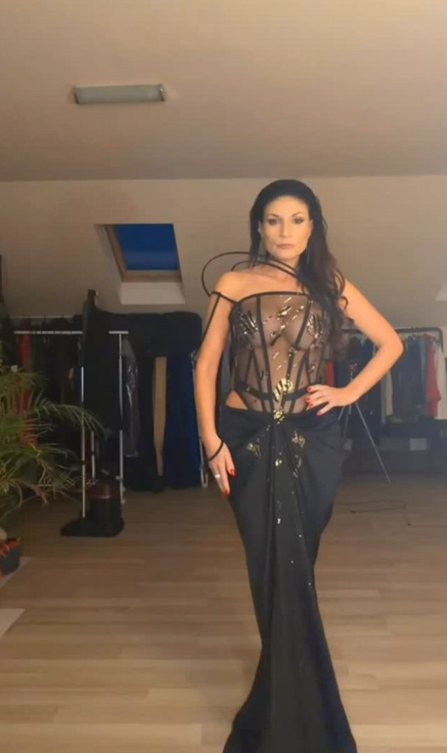 Imagini interzise minorilor cu Ioana Ginghină la premiera filmului în care joacă. Ținuta ei a lăsat totul la vedere, deși se apropie de vârsta de 50 de ani. Cum a apărut la premiera filmului „În pielea mea”