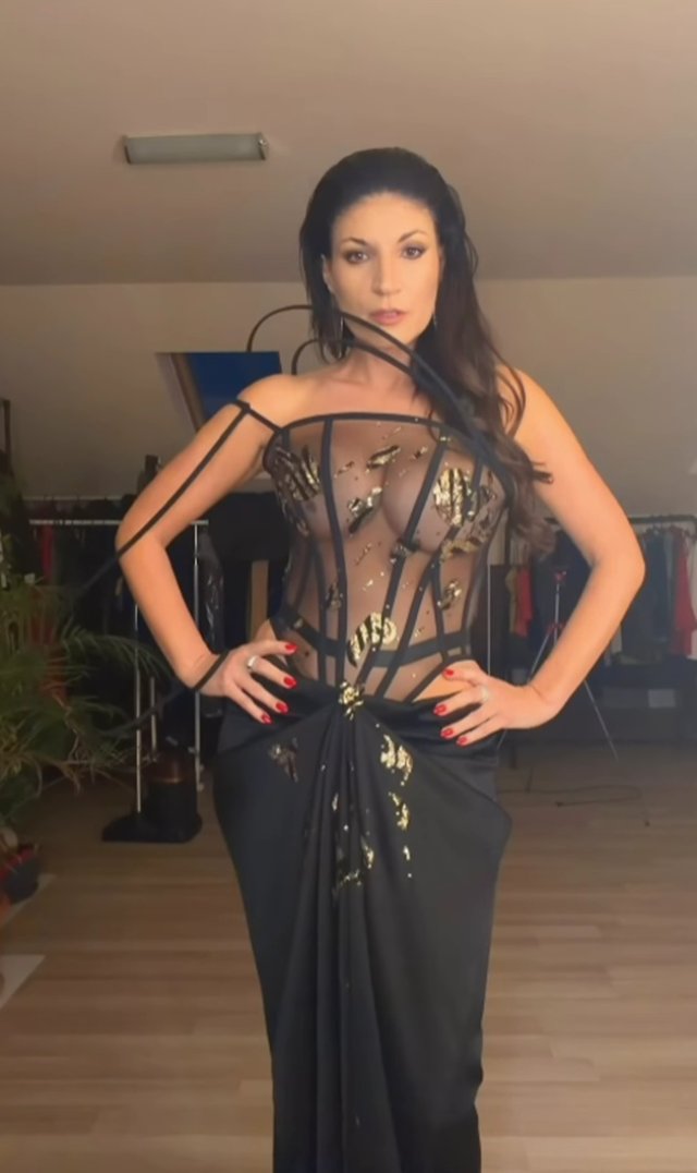 Imagini interzise minorilor cu Ioana Ginghină la premiera filmului în care joacă. Ținuta ei a lăsat totul la vedere, deși se apropie de vârsta de 50 de ani. Soțul a însoțit-o la eveniment