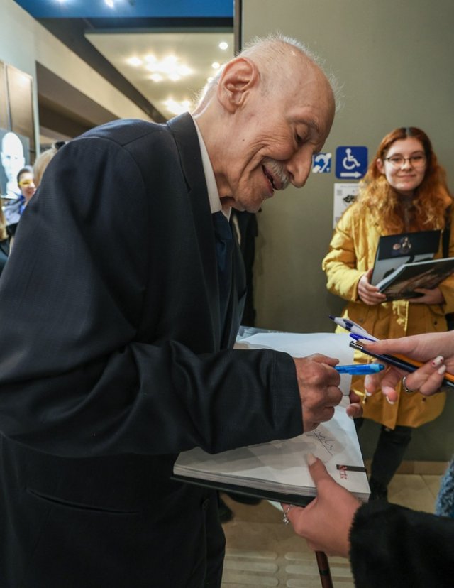 Victor Rebengiuc, sărbătorit în aplauze la Teatrul Bulandra. Cum arată actorul la 93 de ani. A dat autografe în culise