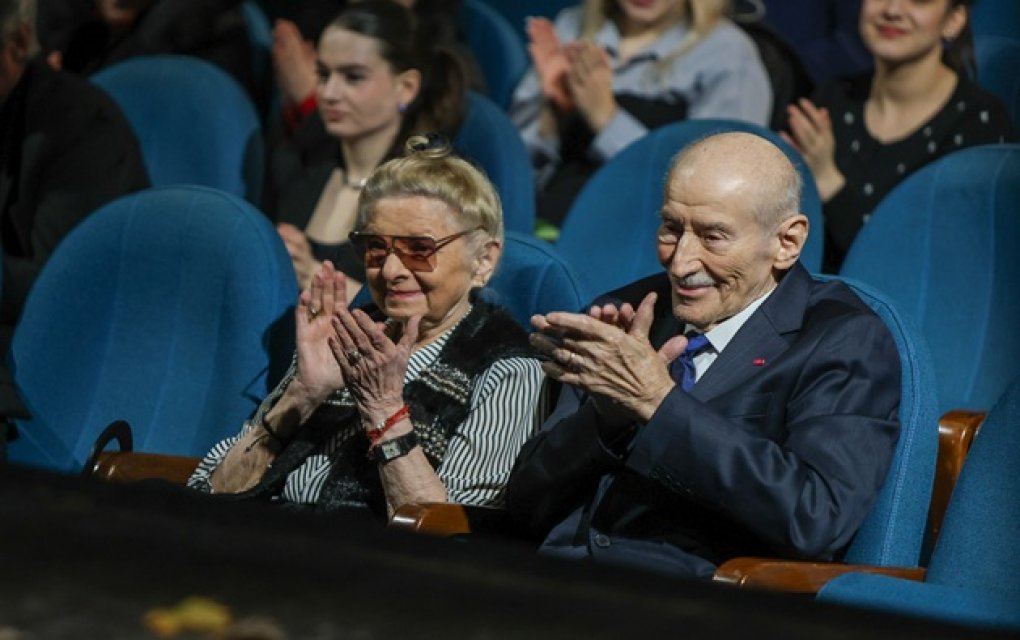 Victor Rebengiuc, sărbătorit în aplauze la Teatrul Bulandra. Cum arată actorul la 93 de ani. Soția Mariana Mihuț l-a însoțit la eveniment