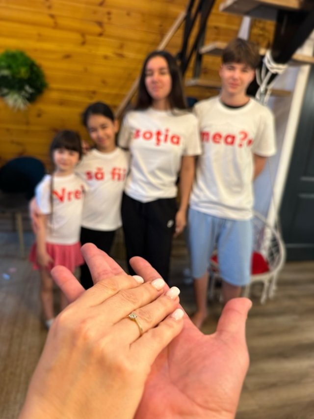 Deea Maxer a fost cerută în căsătorie. Copiii ei și ai lui Dinu Maxer au fost martorii momentului emoționant. Bărbatul are la rândul său două fiice