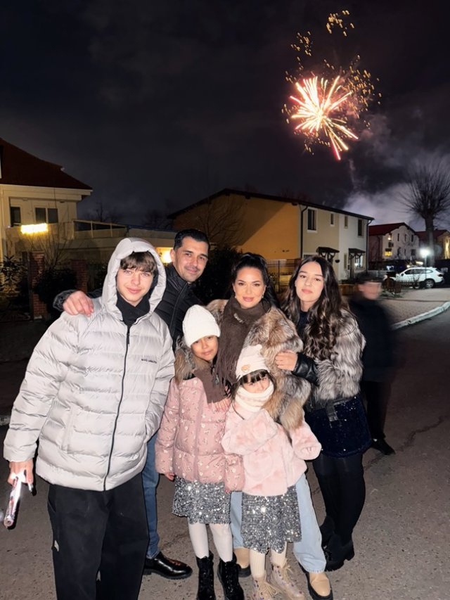 Deea Maxer a fost cerută în căsătorie. Copiii ei și ai lui Dinu Maxer au fost martorii momentului emoționant. Formează o familie numeroasă cu patru copii