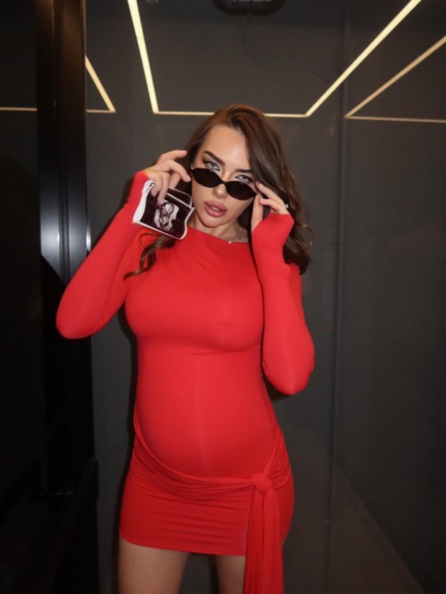 Iustina de la „Insula Iubirii” este însărcinată pentru a doua oară. A dat vestea cea mare în vacanța din Dubai, unde s-a fotografiat într-o rochie roșie