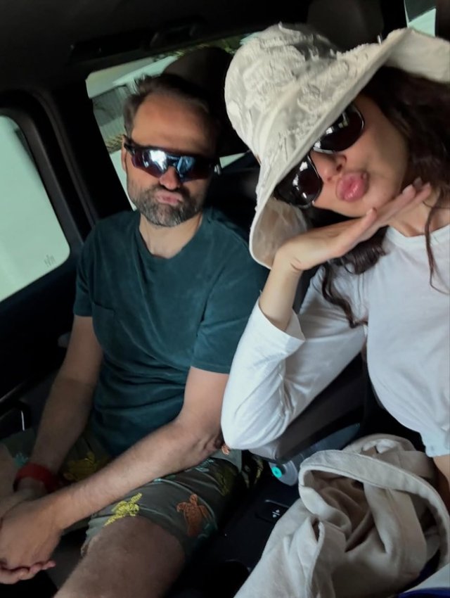 Christina Ich, imagini interzise minorilor pe internet. A pozat aproape complet dezbrăcată alături de iubitul ei și a postat fotografia pe Instagram