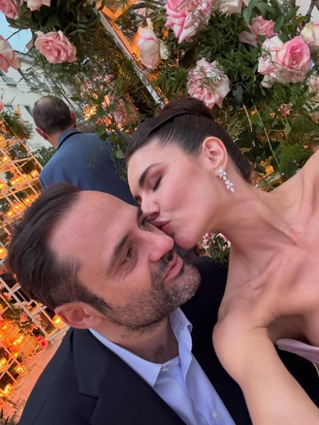 Christina Ich, imagini interzise minorilor pe internet. A pozat aproape complet dezbrăcată alături de iubitul ei. Este fosta noră a lui Victor Pițurcă