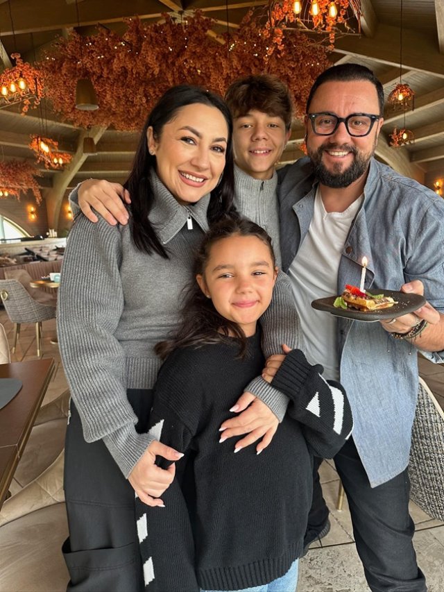 Cine aduce mai mulți bani în familia Măruță, după plecarea de la ProTV? Cătălin Măruță ar fi semnat deja un nou contract de mii de euro. Andra era extrem de tânără când și-a început cariera