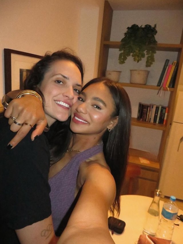 Două handbaliste de la CSM București și-au făcut publică iubirea. Elizabeth Omoregie și Gabriela Moreschi formează un cuplu asumat. Elizabeth Omoregie a fost logodită cu fostul logodnic al Cristinei Ich