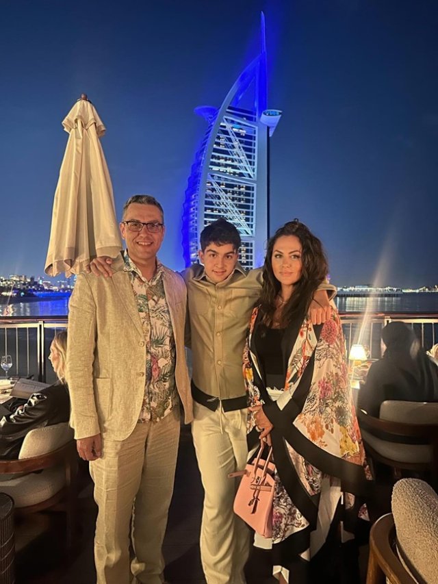 Cristi Brancu, îndrăgostit iremediabil de doamna lui chiar și după 18 ani de relație. "Am îngenuncheat și am întrebat iar". Fiul lor, Tudor, are 14 ani