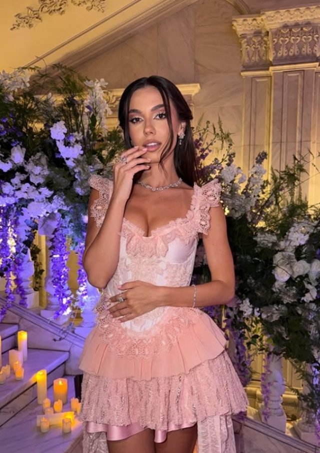 Oana Roman, reacție acidă la adresa vedetelor care au participat la balul Bridgerton. „Toți prinții și prințesele închipuite”. Mira