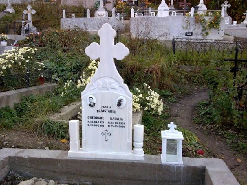 Mihai Trăistariu este hotărât să se ocupe de locul de veci al părinților lui, abandonat în ultimii ani. Verișorii lui plantează flori.