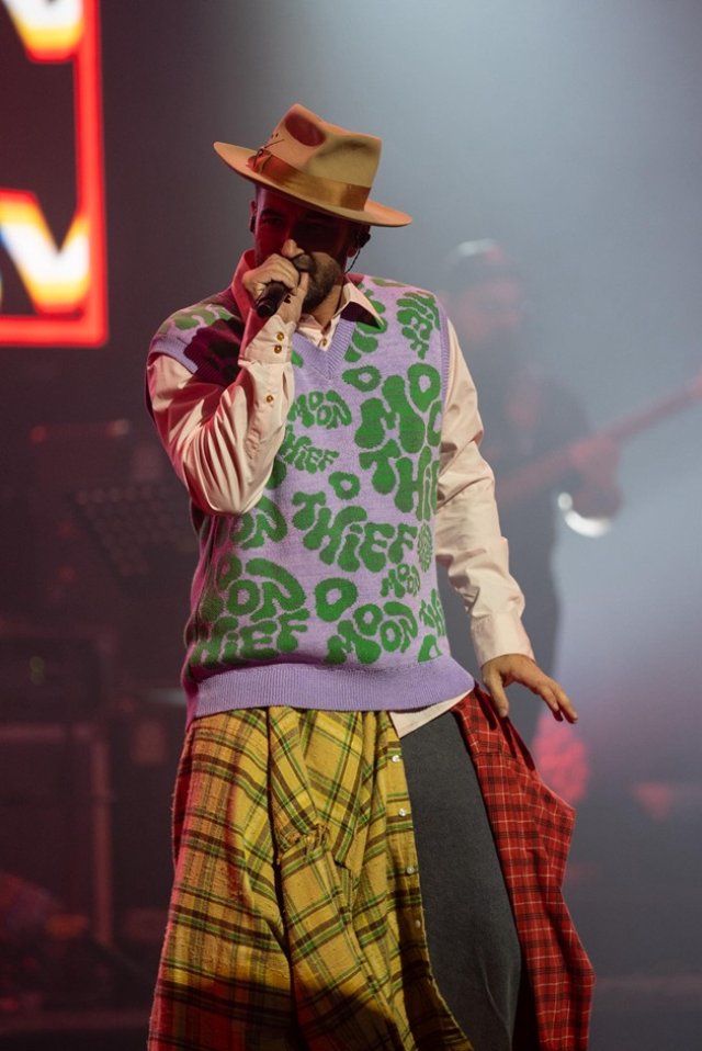 Smiley, aspru criticat de fani pentru ținuta de la Sala Palatului. "De la cort, îmi pare rău". A urcat pe scenă cu pălărie maro, vestă lila și cămăși în carouri prinse în talie