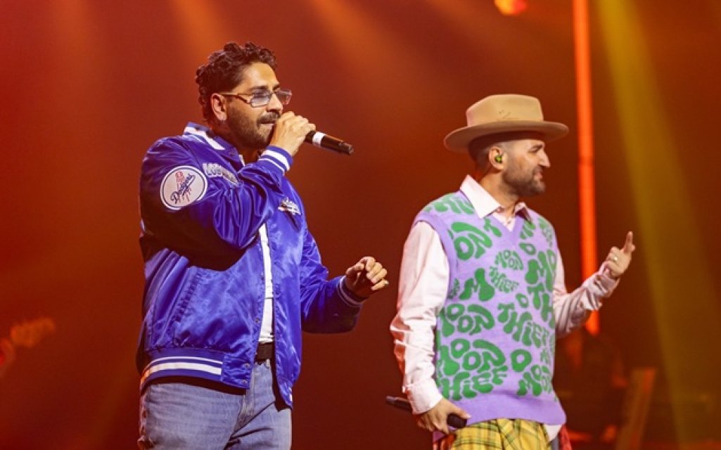 Smiley, aspru criticat de fani pentru ținuta de la Sala Palatului. "De la cort, îmi pare rău". Artștii au schimbat mai multe ținute pe parcursul spectacolului