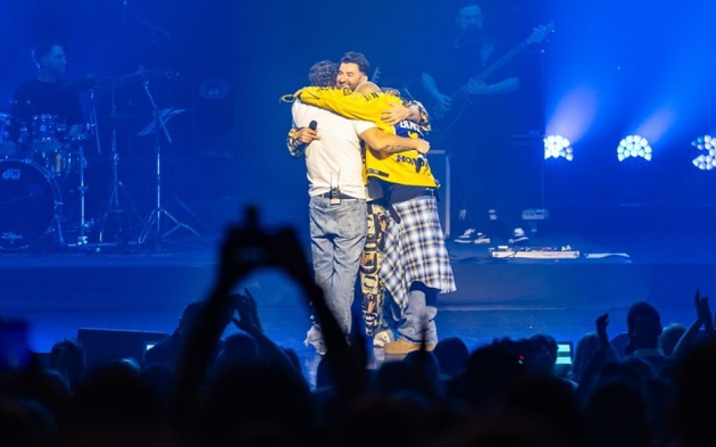 Smiley, aspru criticat de fani pentru ținuta de la Sala Palatului. "De la cort, îmi pare rău". A cântat alături de Alex Velea și Connect-R