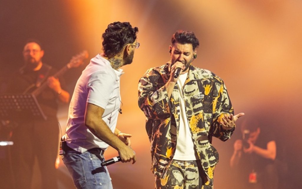 Smiley, aspru criticat de fani pentru ținuta de la Sala Palatului. "De la cort, îmi pare rău". Urmăritorii din online i-au comentat intes vestimentația de la concert