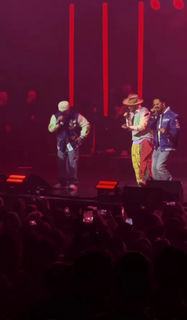 Smiley, aspru criticat de fani pentru ținuta de la Sala Palatului. "De la cort, îmi pare rău". A răspuns cu umor valului de critici