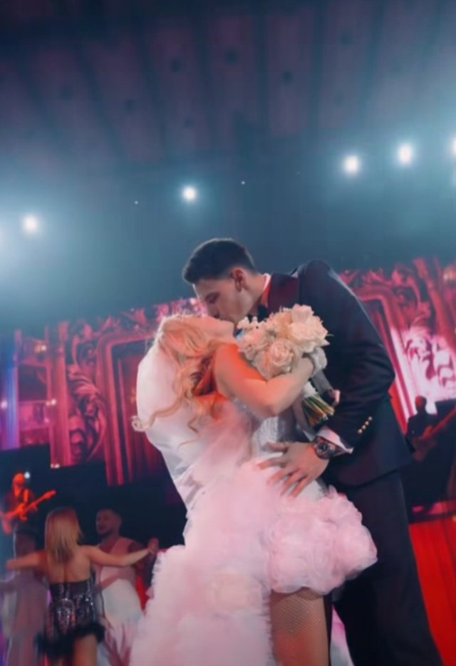 Andreea Bălan a îmbrăcat din nou rochia albă de mireasă. Imaginile momentului cu ea și Victor Cornea, într-un moment absolut emoționant. A avut și voal pe cap