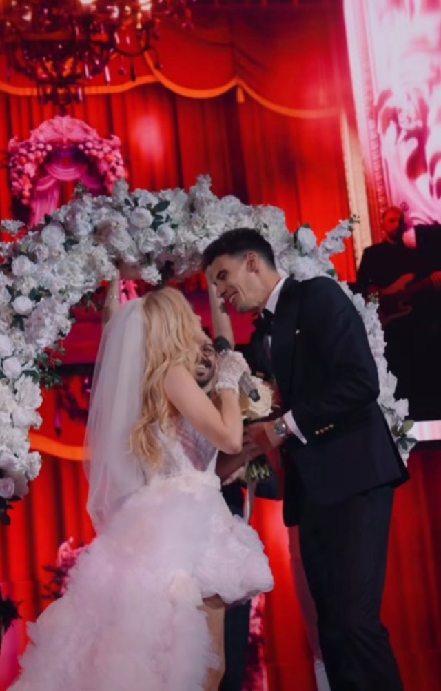 Andreea Bălan a îmbrăcat din nou rochia albă de mireasă. Imaginile momentului cu ea și Victor Cornea, într-un moment absolut emoționant, înainte de nunta adevărată