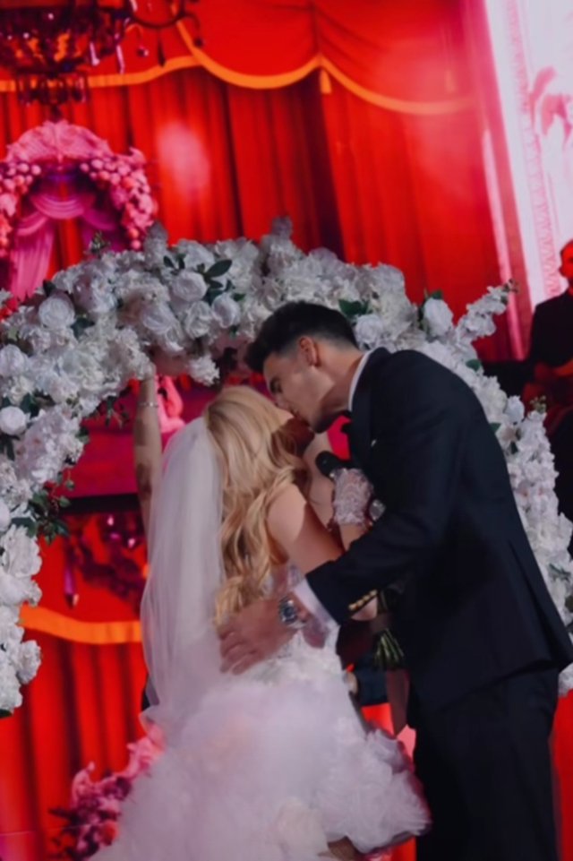 Andreea Bălan a îmbrăcat din nou rochia albă de mireasă. Imaginile momentului cu ea și Victor Cornea, într-un moment absolut emoționant. A purtat pe scenă o rochie albă, scurtă, cu trenă
