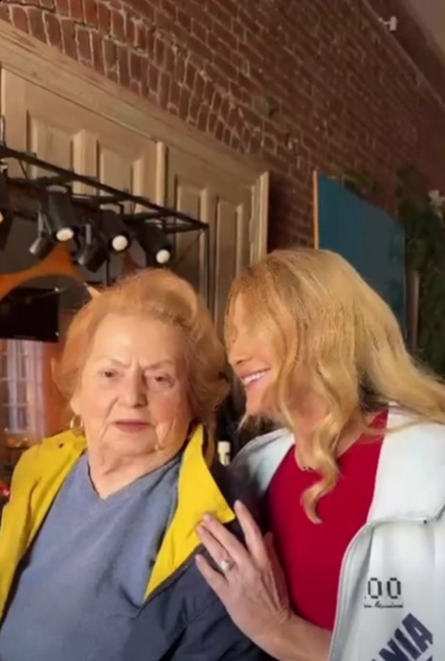 Mama e tot mama, indiferent de vârstă! Nadia Comăneci zboară an de an de la zeci de km distanță pentru a petrece ziua de 8 Martie alături de mama ei. Gimnasta i-a transmis un mesaj special de Ziua Femeii