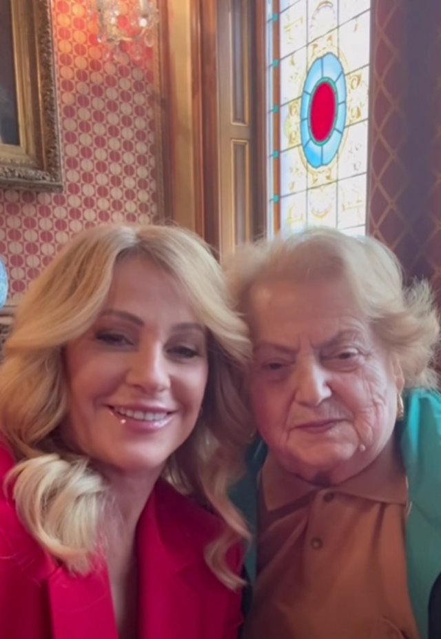 Mama e tot mama, indiferent de vârstă! Nadia Comăneci zboară an de an de la zeci de km distanță pentru a petrece ziua de 8 Martie alături de mama ei. Cele două gătesc împreună