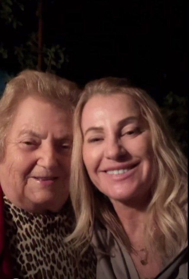 Mama e tot mama, indiferent de vârstă! Nadia Comăneci zboară an de an de la zeci de km distanță pentru a petrece ziua de 8 Martie alături de mama ei. Gimnastei îi face plăcere să petreacă timp cu mama