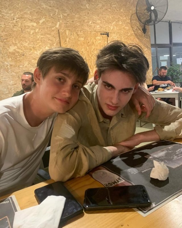 Luca, fiul Elvirei Deatcu, a împlinit 23 de ani. "Mult-doritul, mult-așteptatul, mult-iubitul!". Mai are un fiu de aproape 18 ani