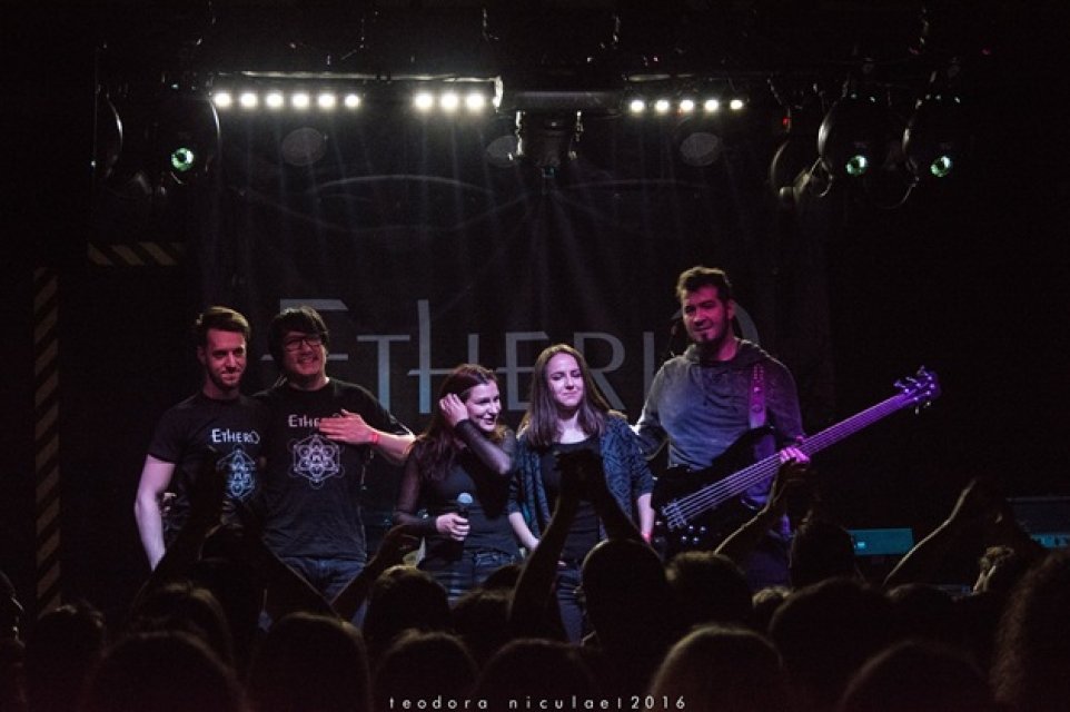 El e fiul mai puțin cunoscut al regretatului Iulian Vrabete. Victor îi calcă pe urme tatălui său celebru. Face parte din formația Etheric