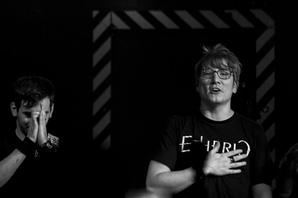 El e fiul mai puțin cunoscut al regretatului Iulian Vrabete. Victor îi calcă pe urme tatălui său celebru și îi duce numele mai departe