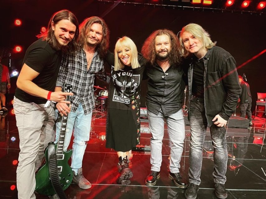 El e fiul mai puțin cunoscut al regretatului Iulian Vrabete. Victor îi calcă pe urme tatălui său celebru. A participat la X Factor cu trupa Secret Society