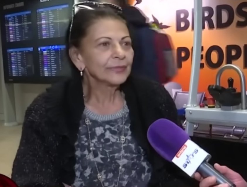 Elena Cârstea a venit în vizită în România. Artista a apărut la aeroport în scaun cu rotile. Are 64 de ani