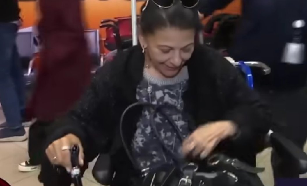 Elena Cârstea a venit în vizită în România. Artista a apărut la aeroport în scaun cu rotile. Se teme să nu-și piardă echilibrul