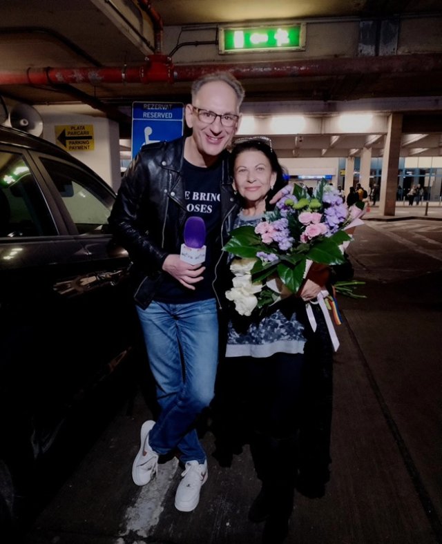 Elena Cârstea a venit în vizită în România. Artista a apărut la aeroport în scaun cu rotile. Reporterul Horațiu Tudor a așteptat-o la aeroport