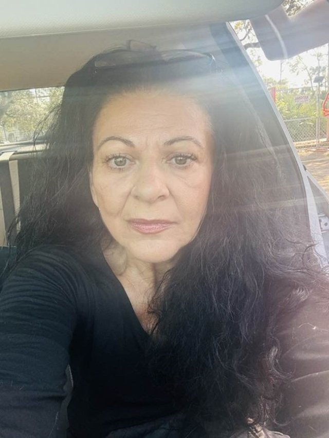 Elena Cârstea a venit în vizită în România. Artista a apărut la aeroport în scaun cu rotile. A venit în vacanță pentru o săptămână