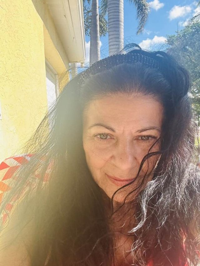 Elena Cârstea a venit în vizită în România. Artista a apărut la aeroport în scaun cu rotile. Le spusese fanilor în online că este nerăbdătoare să ajungă în țară