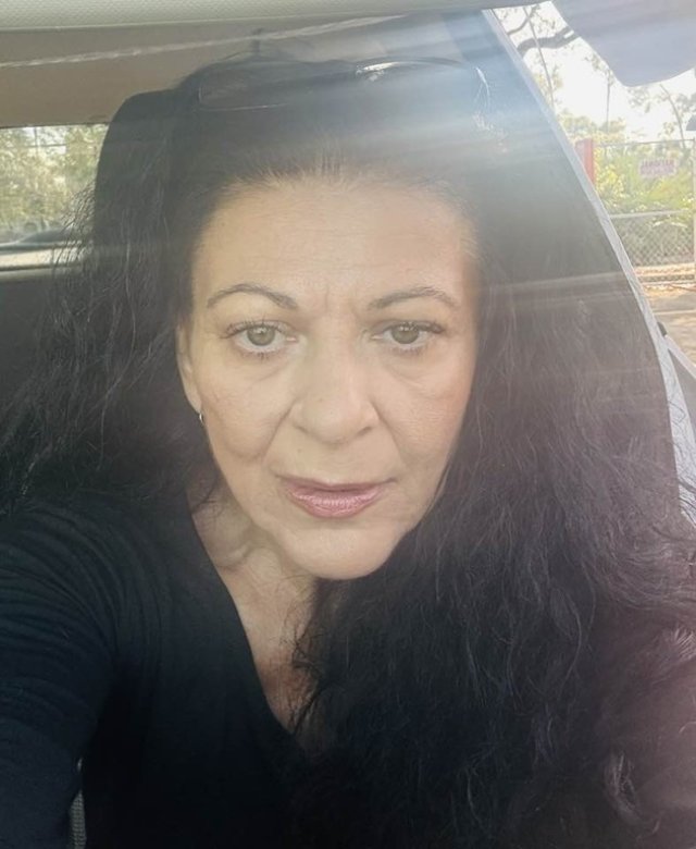 Elena Cârstea a venit în vizită în România. Artista a apărut la aeroport în scaun cu rotile. Nu mai fusese în țară de 10 ani