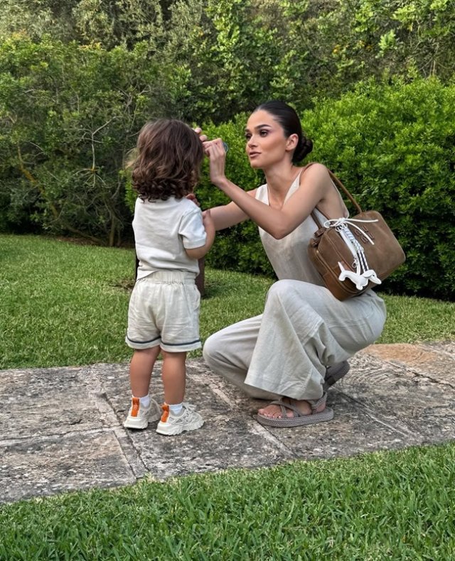 De ce nu-și expune Theo Rose fiul pe internet. Nimeni din online nu știe cum arată micul Sasha. Nu dorește ca băiețelul să simtă presiunea celebrității